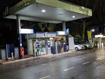 Stazione di servizio Esso - Photo 3