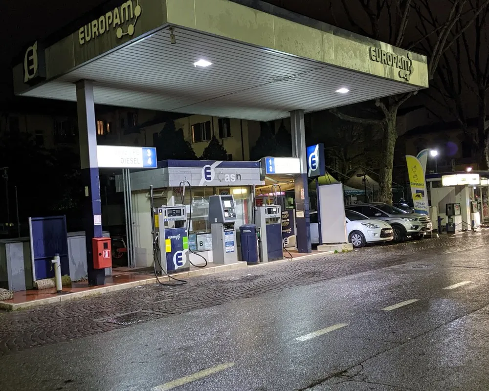 Stazione di servizio Esso - Photo 3