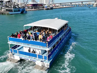 Tour Boat Boarding - Photo 2