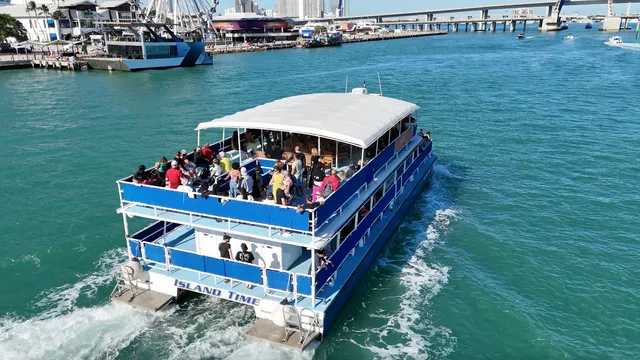 Tour Boat Boarding - Photo 2
