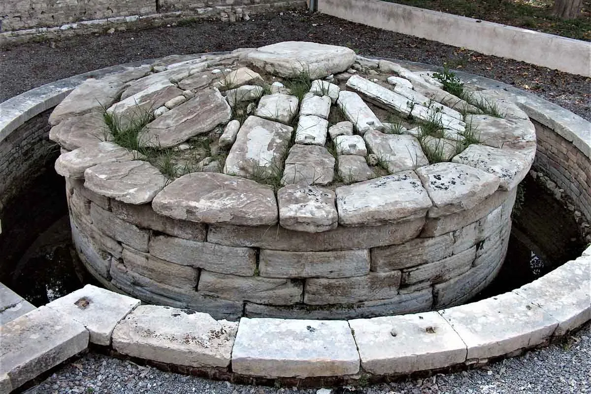 Monument of Menecrates - Photo 5