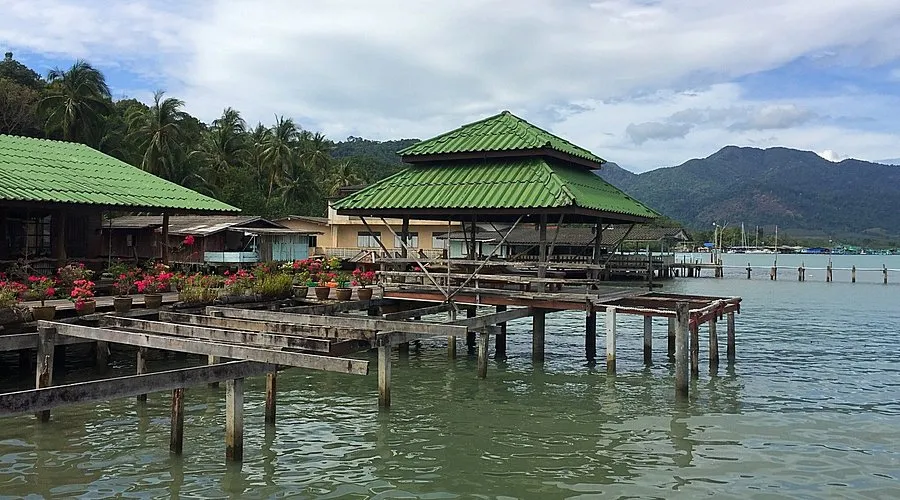 Salak Phet Seafood - Photo 1