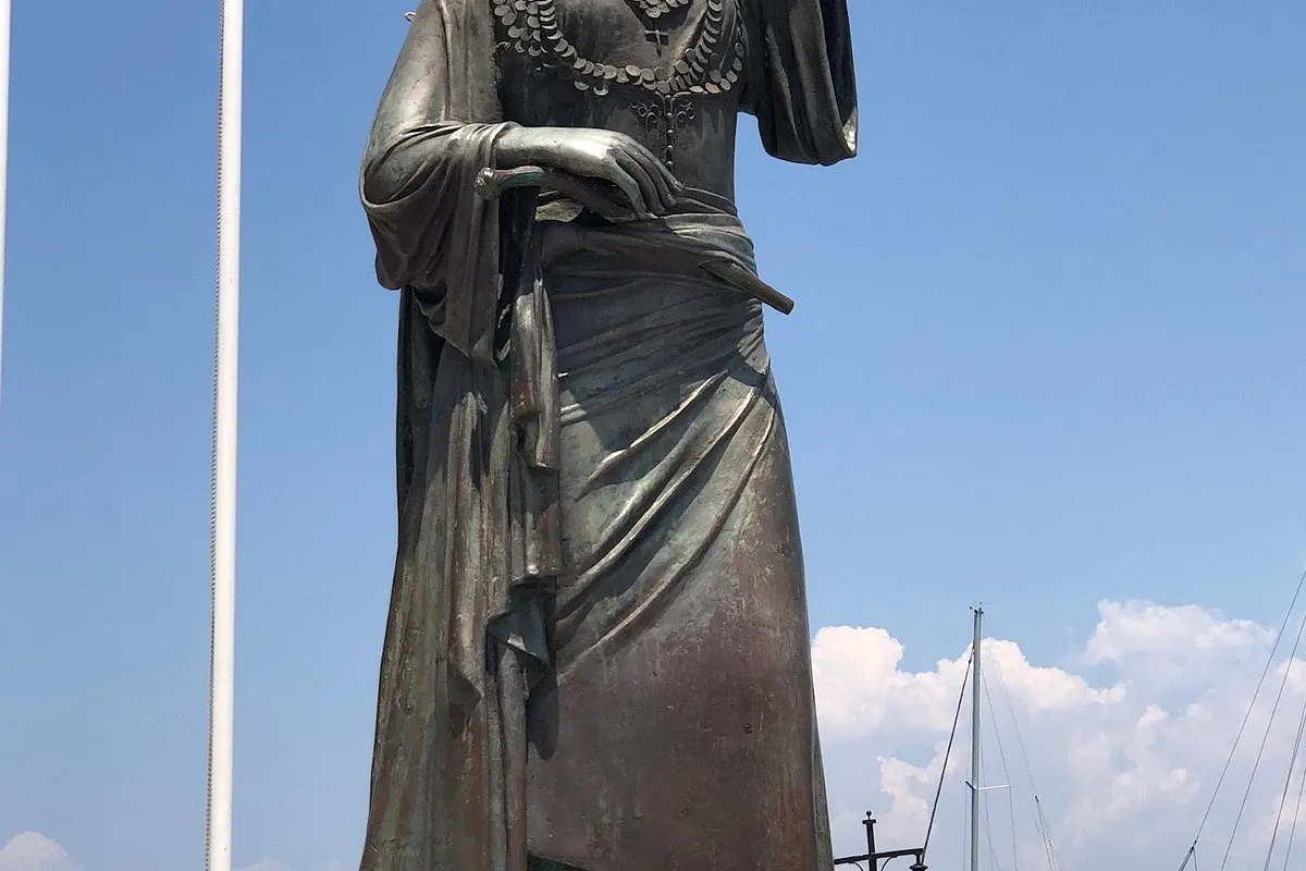 Historical Bouboulina port - Photo 1