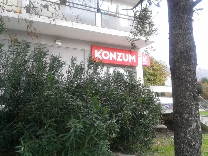 Konzum - Photo 4