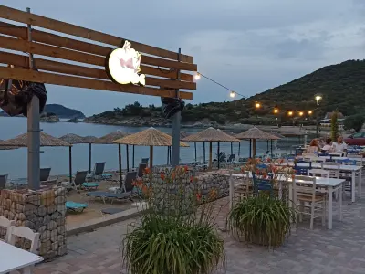 Frog Beach Lounge & Grill - Photo 2