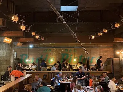 Foster's Hollywood - Photo 2
