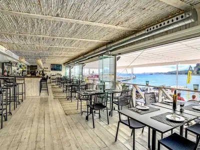 Bay Club - Photo 1