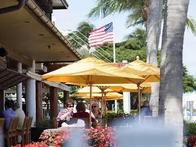 Houston's - Photo 1