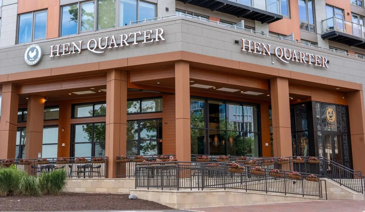 Hen Quarter - Photo 1
