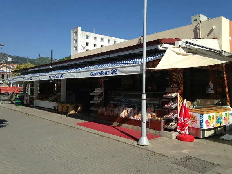 Carrefour - Photo 1