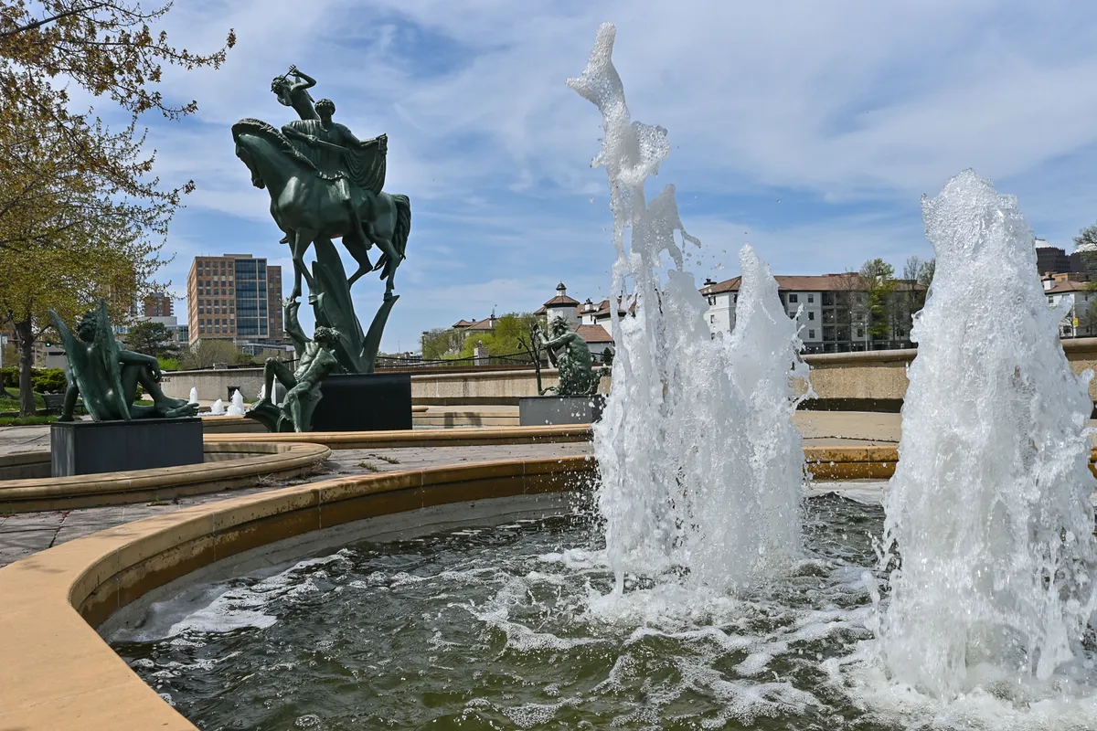 public modern fountain - Photo 4