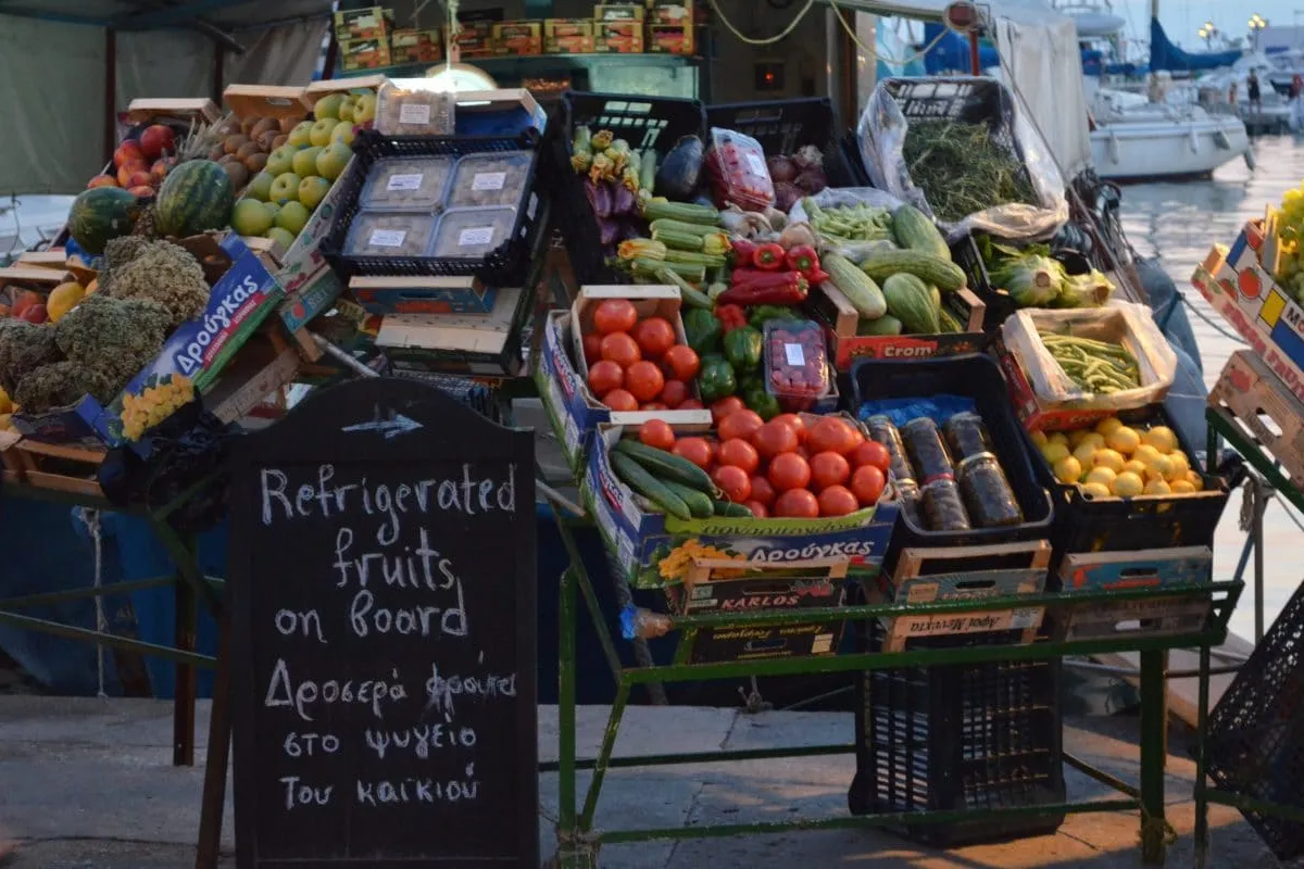 Greengrocer's shop in a boat - Photo 1