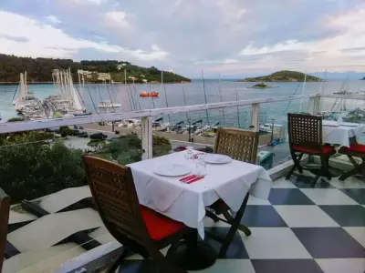 The Blackbird Taverna - Photo 2