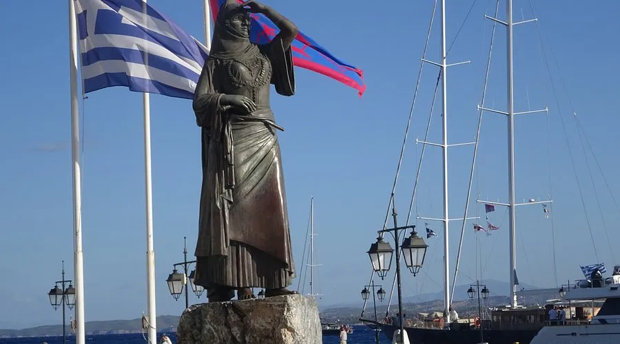 Historical Bouboulina port - Photo 2