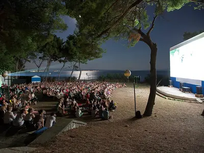 Ljetno kino Bol - Photo 1