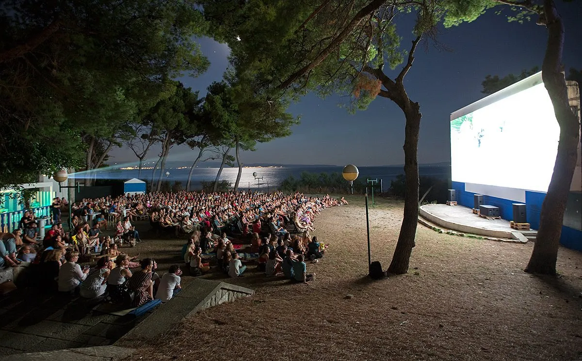 Ljetno kino Bol - Photo 1