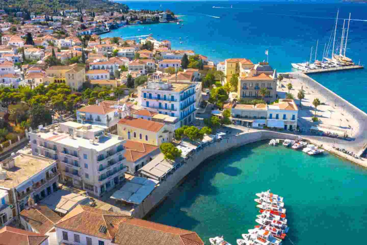 Historical Bouboulina port - Photo 3