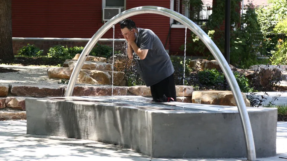 public modern fountain - Photo 1