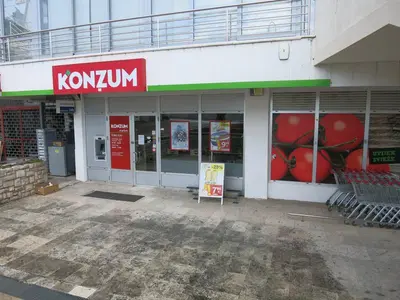 Konzum - Photo 1