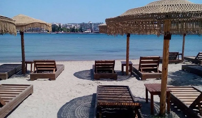 Crazy Locals beach bar - Photo 1